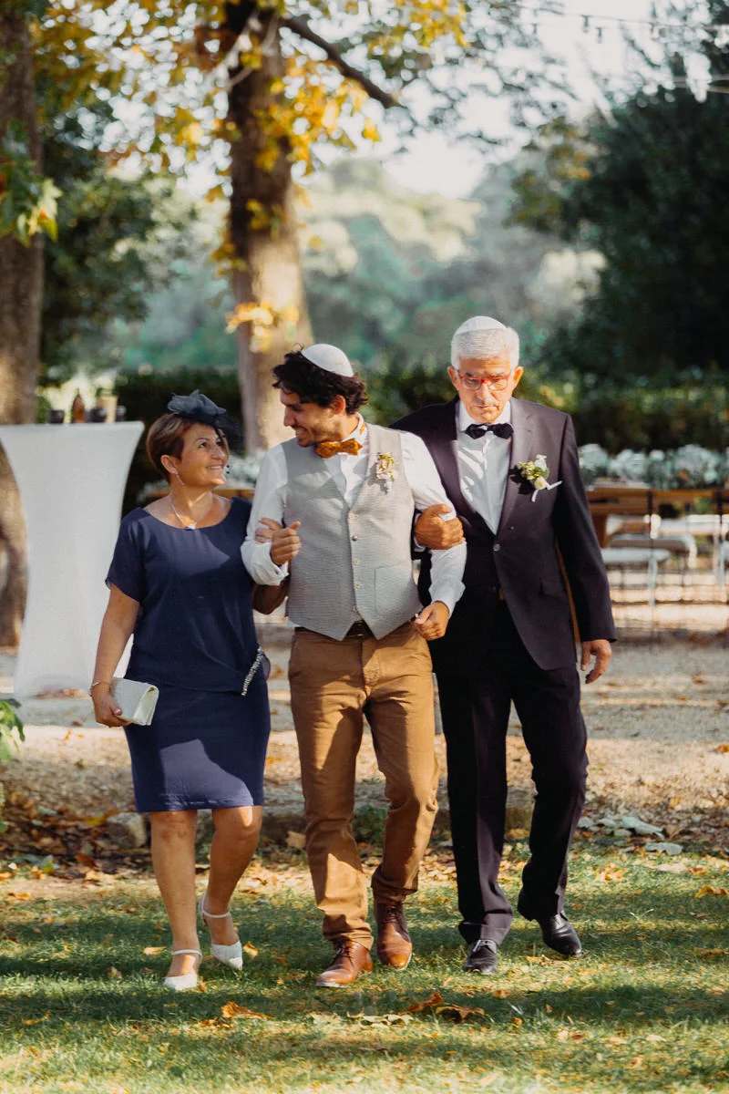 marié ému lors quand la mariée arrive