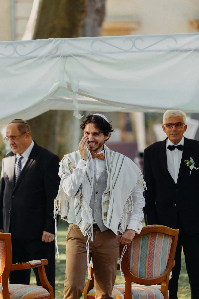 marié ému lors quand la mariée arrive