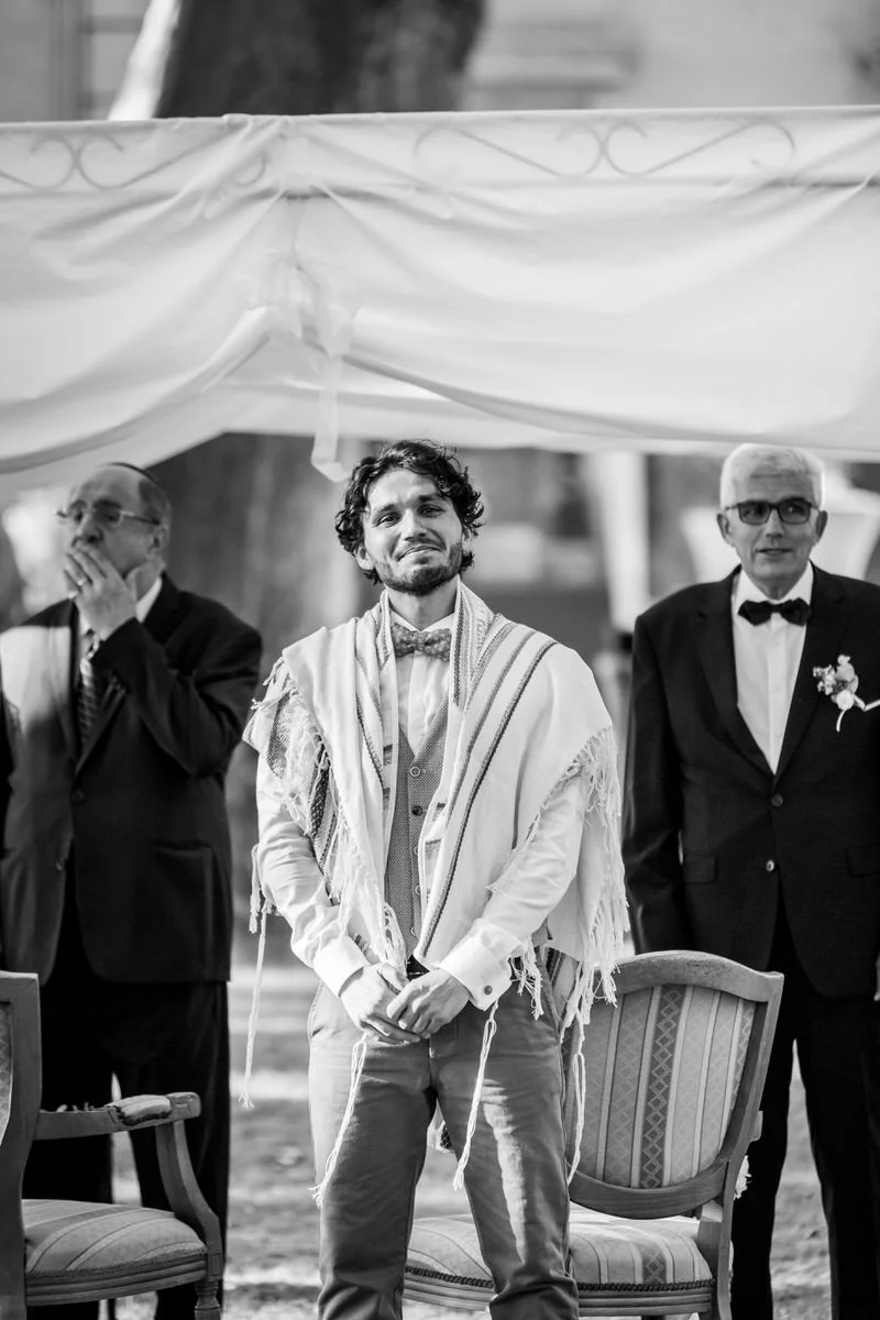 marié ému lors quand la mariée arrive