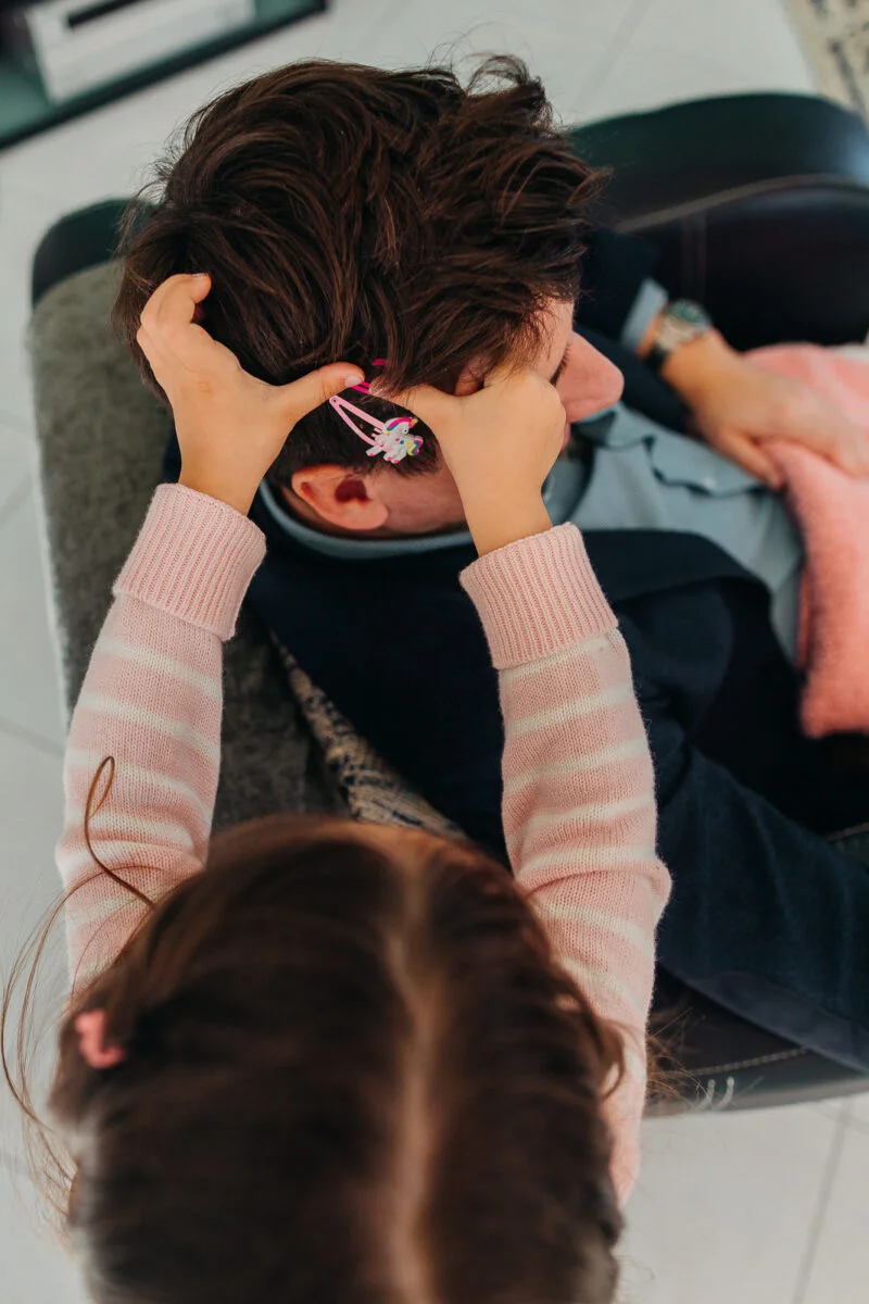 fille joue coiffeuse papa photo