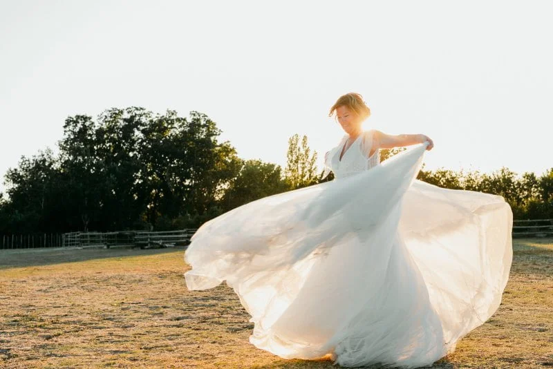 mariee danse avec sa robe