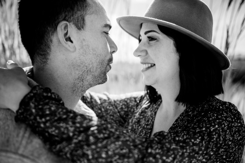 Un couple assiste à un enfant et partage un moment complice sous la lumière dorée d'Aigues-Mortes